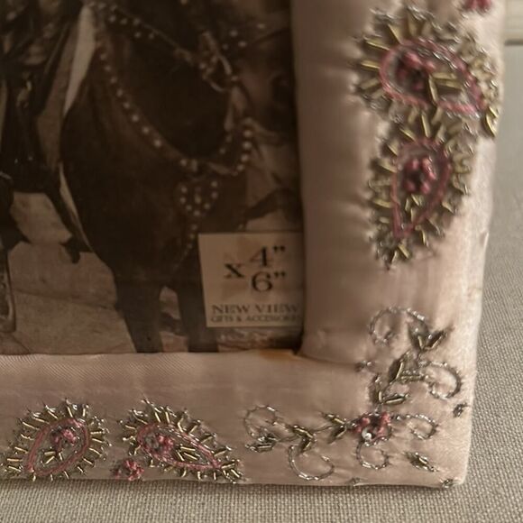 New View handmade embroidered and jewel detailed satin 4x6 picture NWT - Picture 3 of 5